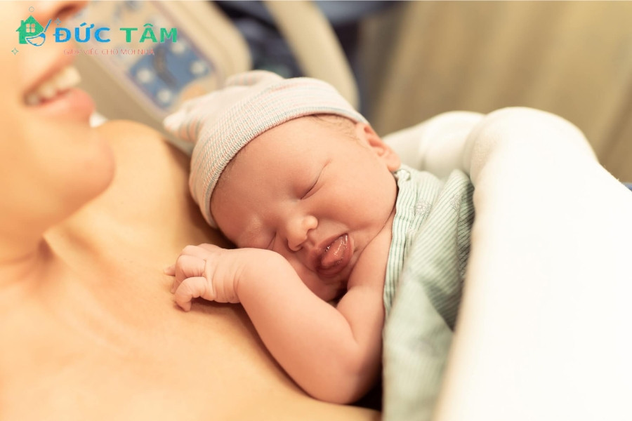 Bé cần uống sữa mẹ để được cung cấp đầy đủ chất dinh dưỡng