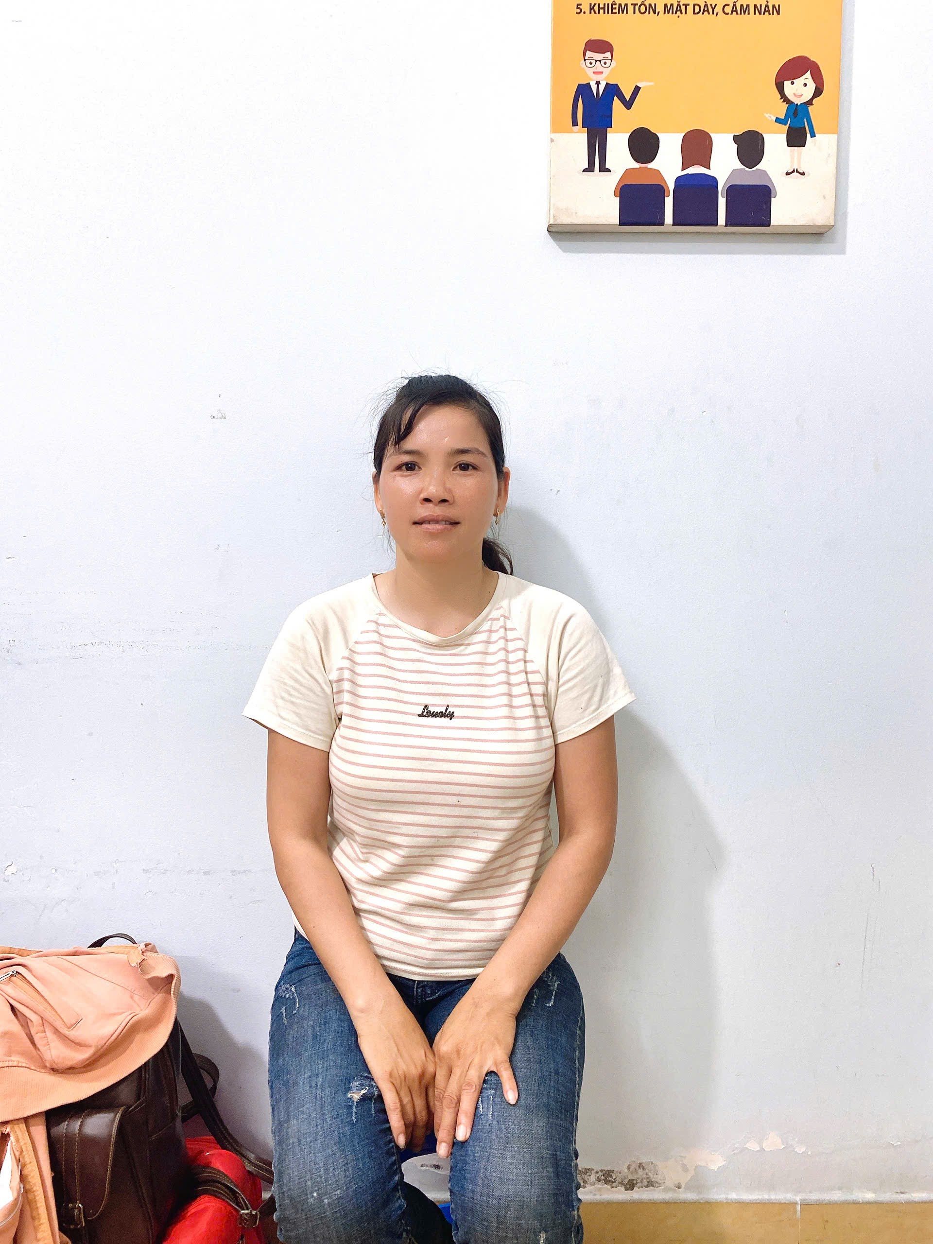 Chị Hương chuyên phụ quán ăn