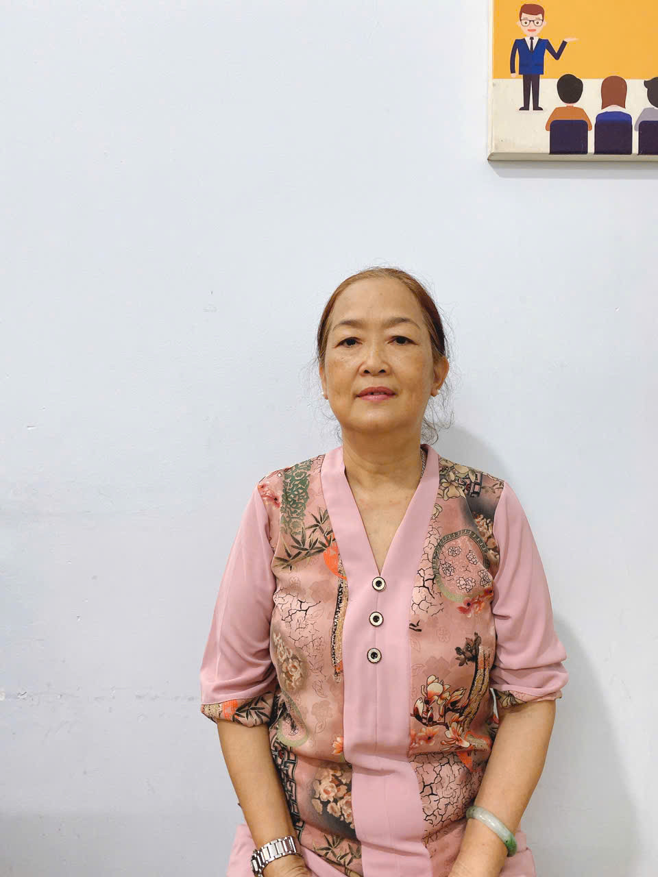 Cô Mười chuyên chăm sóc em bé