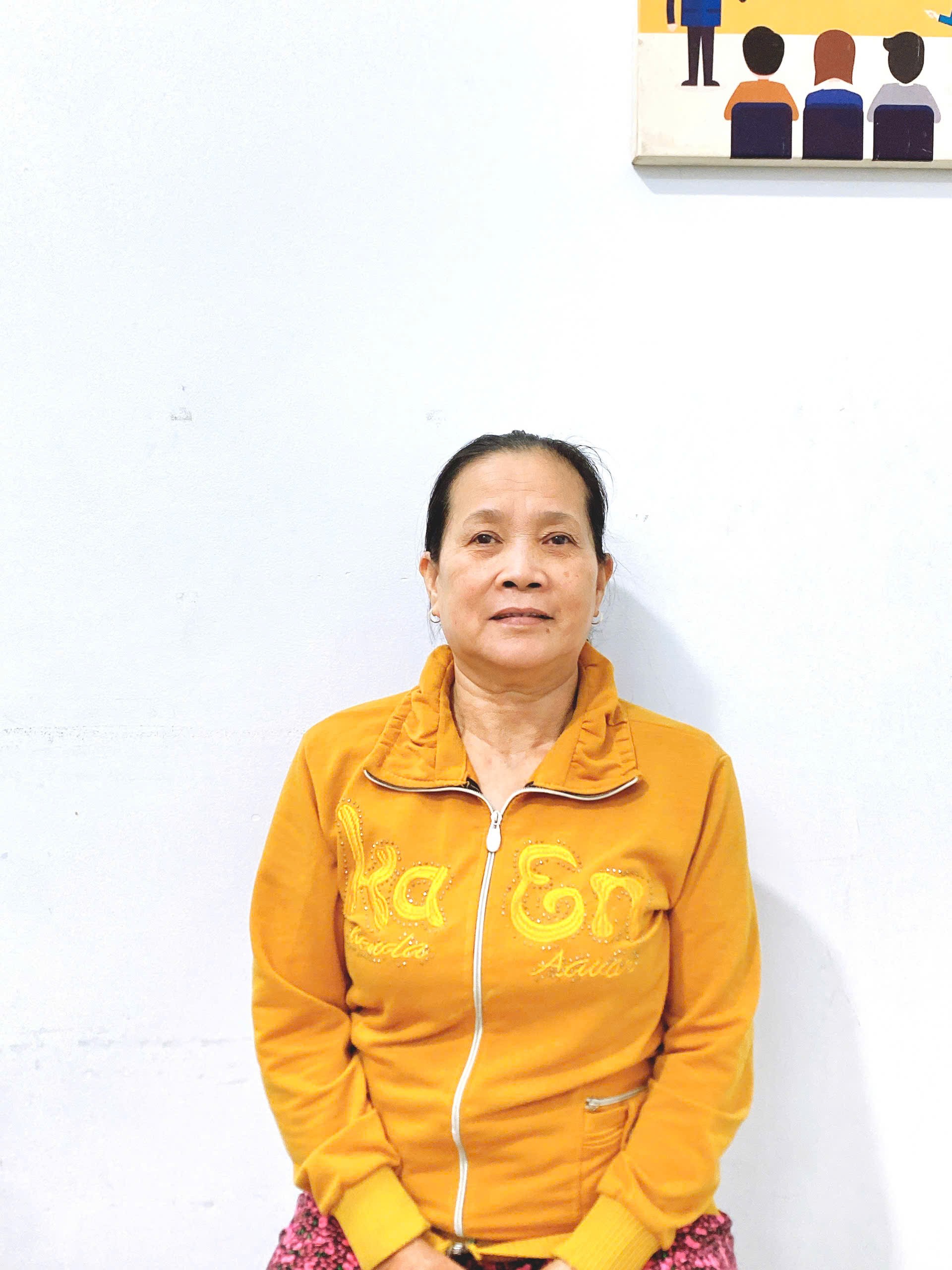 Cô Dung chuyên chăm sóc em bé