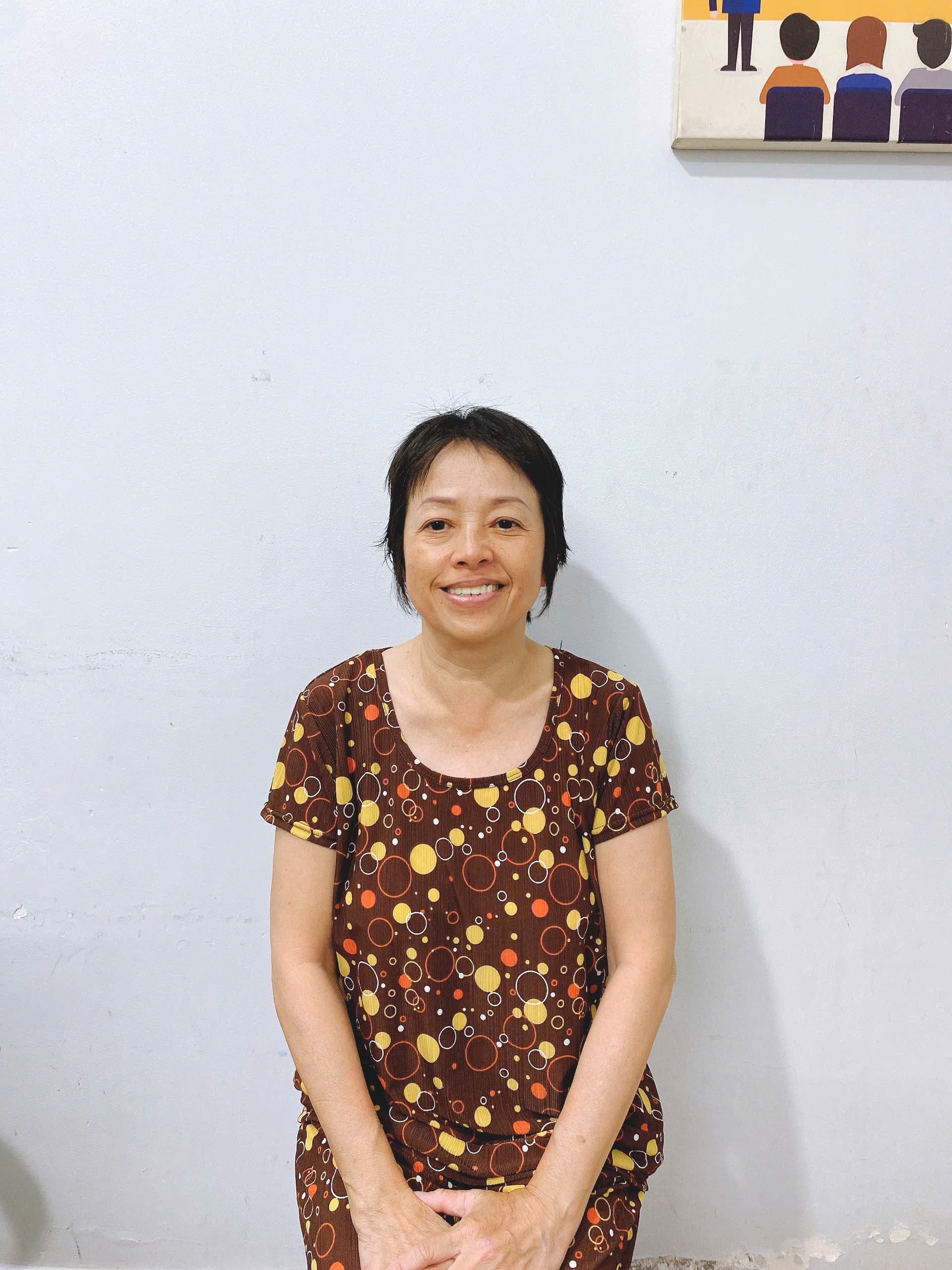 Cô Hoa chuyên chăm sóc ông bà