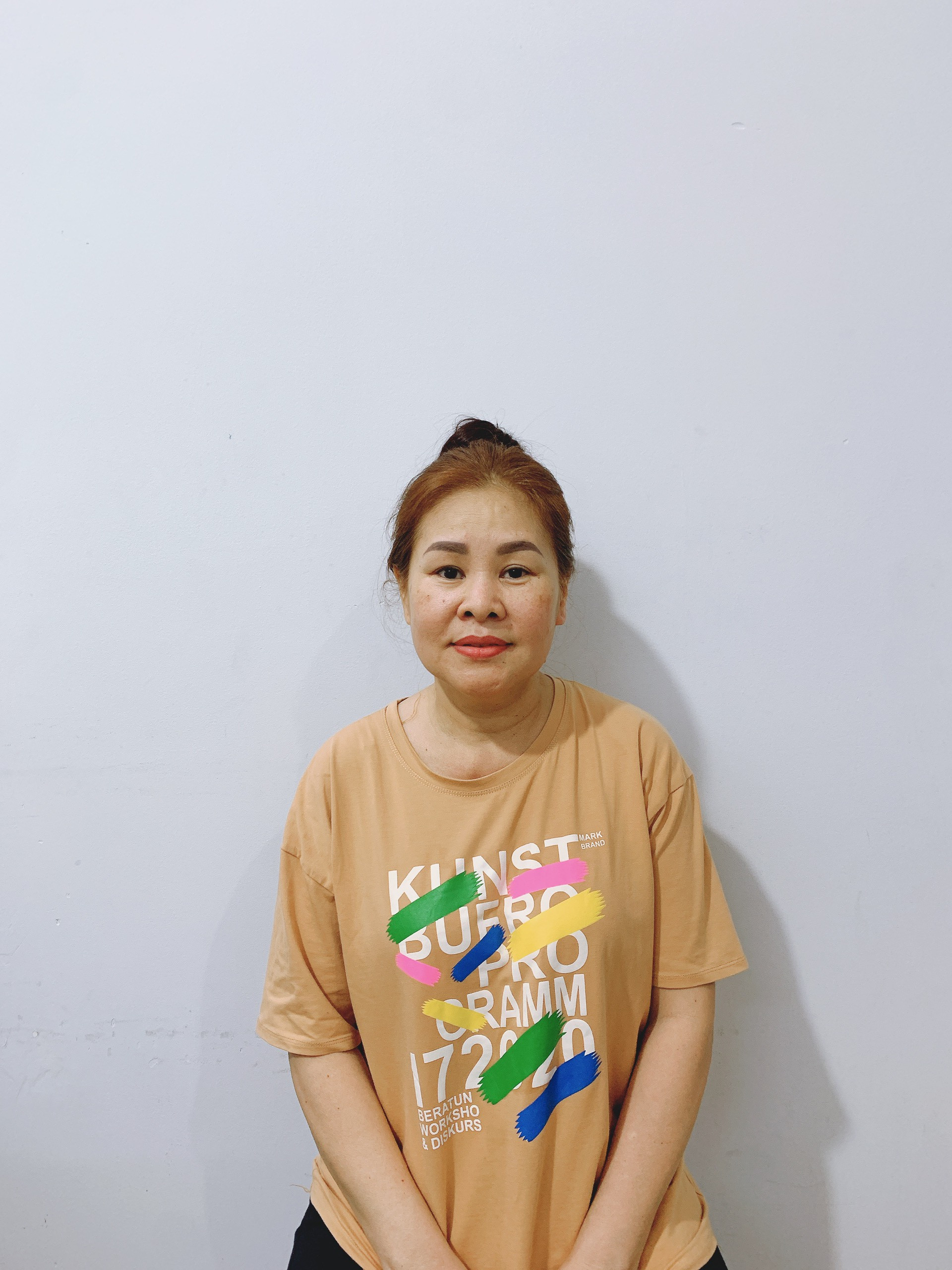 Chị Ngân Chuyên chăm sóc em bé