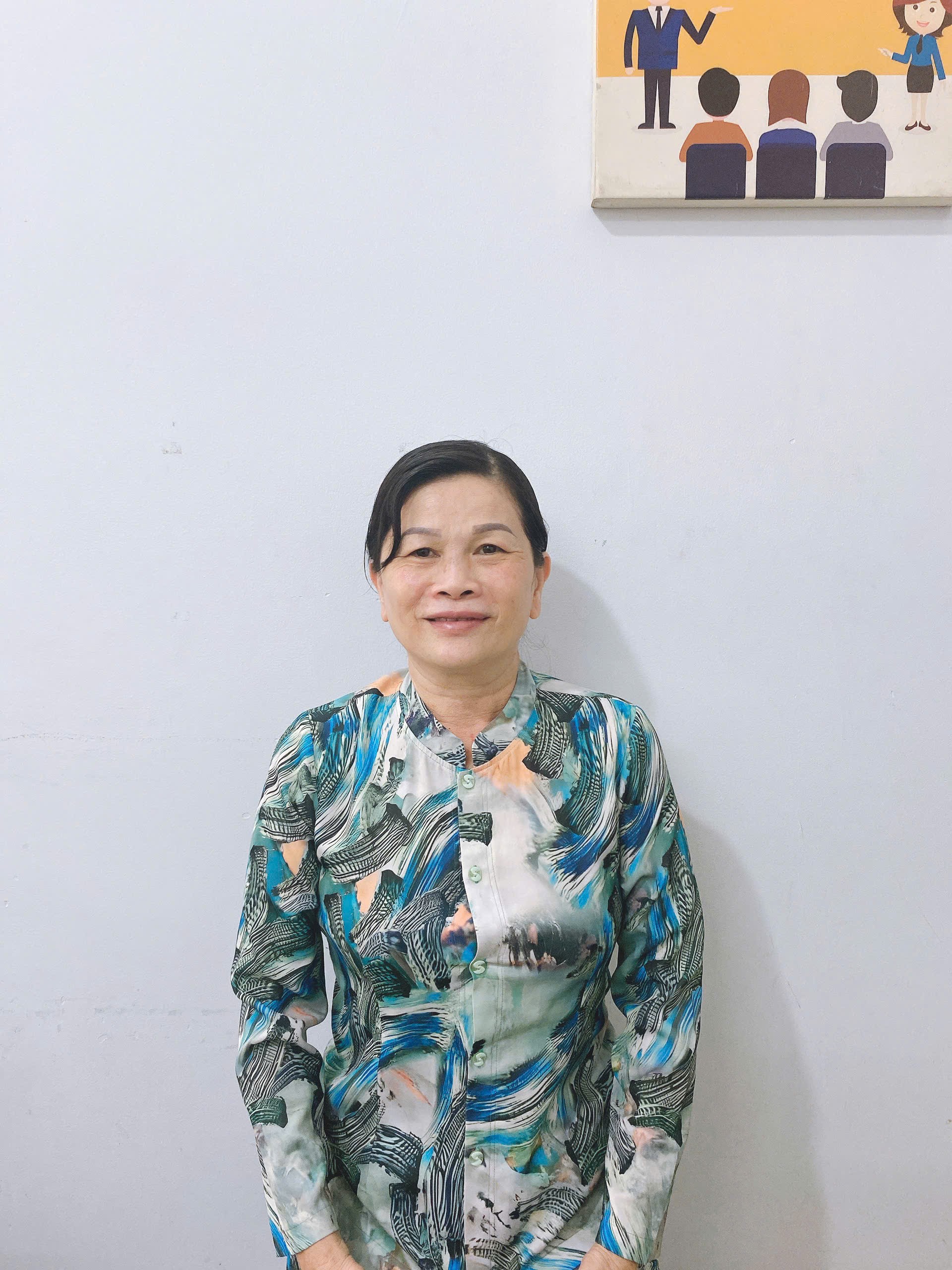 Cô Mai chuyên chăm sóc em bé