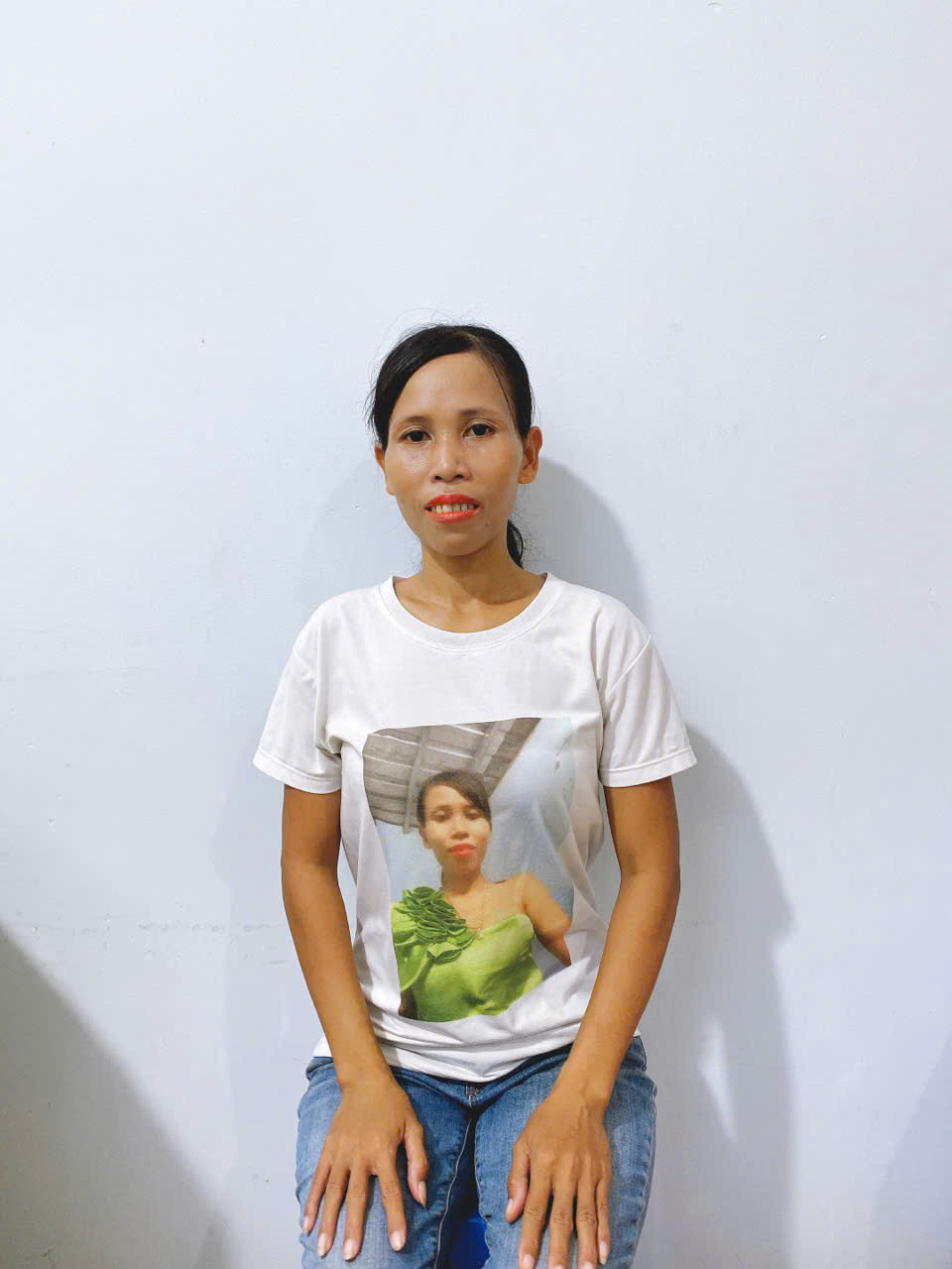 Chị Điểu Thị Như chuyên phụ quán bưng bê dọn dẹp làm ăn ở lại