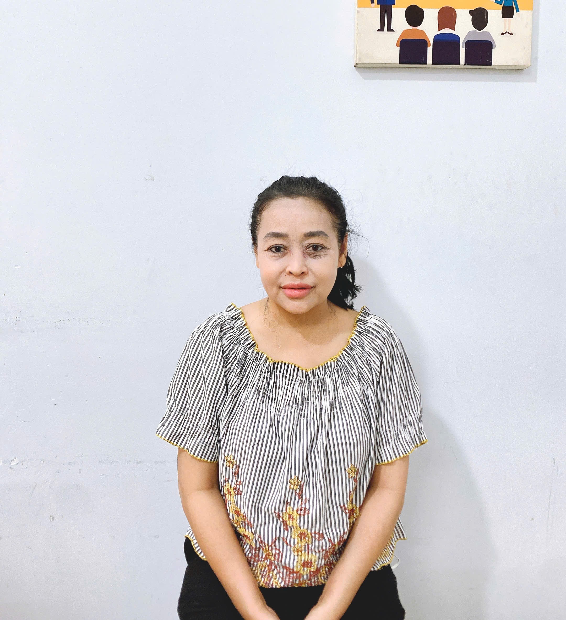 Chị Duyên chuyên chăm sóc em bé