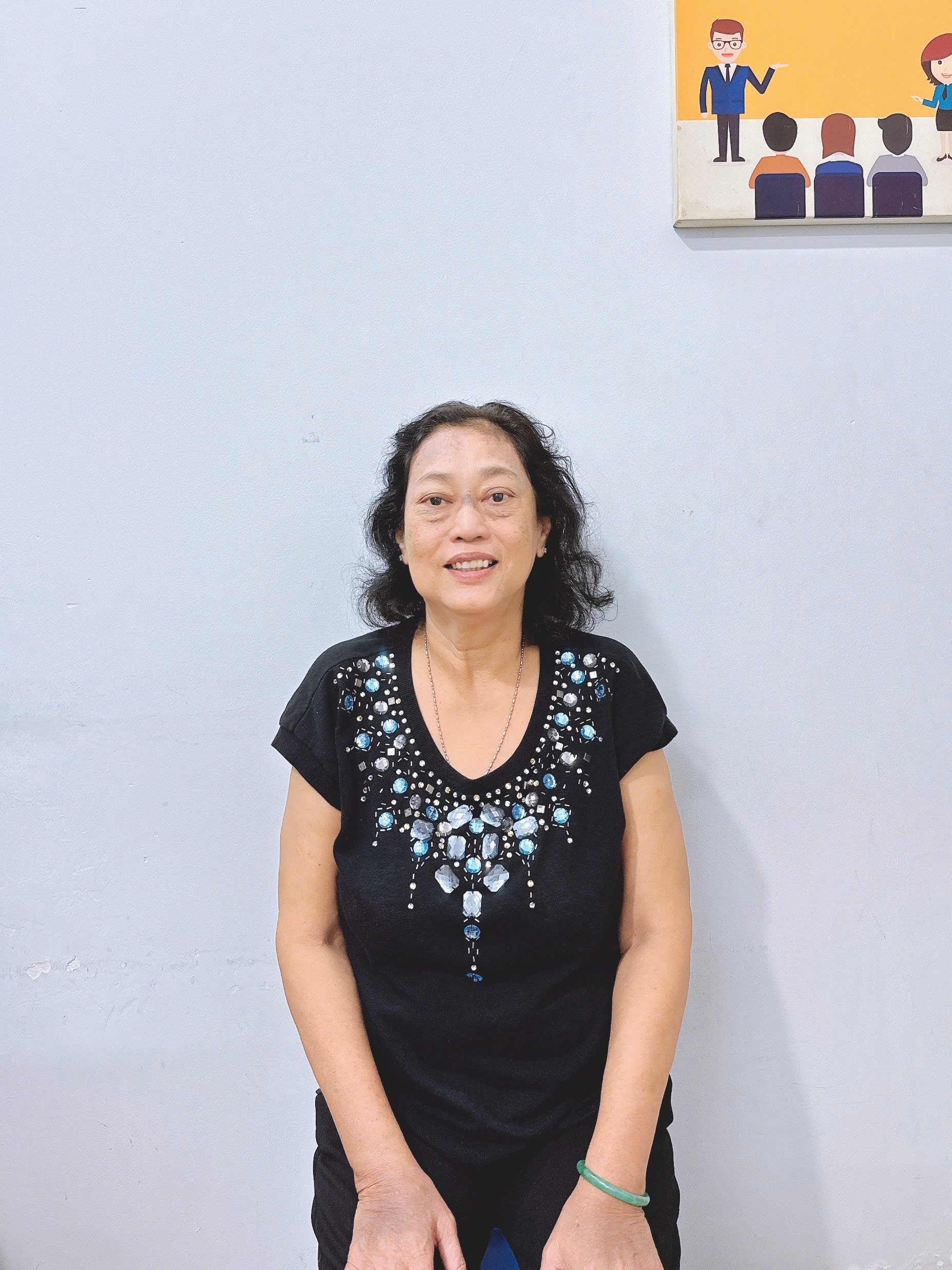 Cô Minh chuyên đi chăm ông bà - chăm bệnh