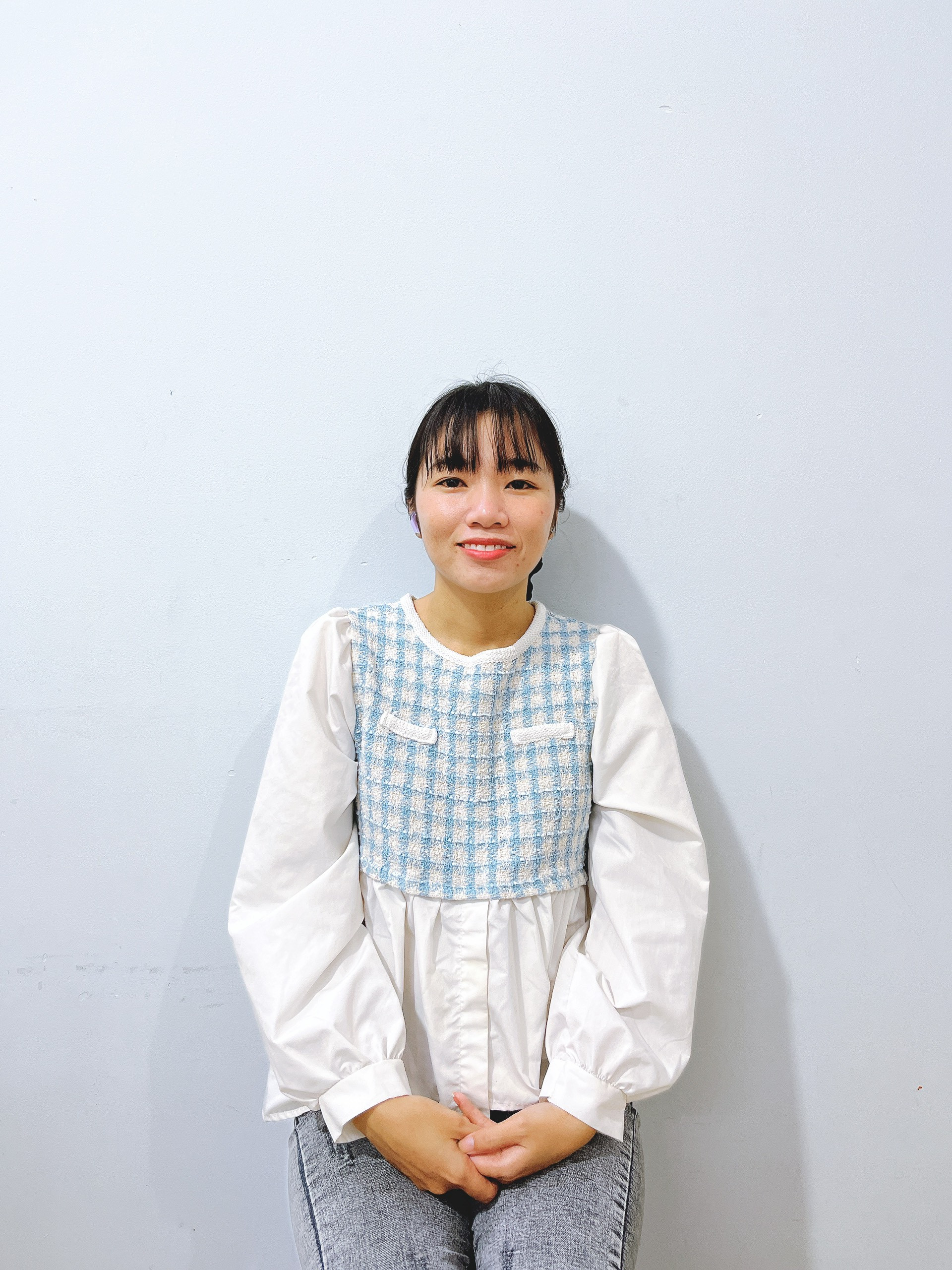 Chị Ngân trẻ trung thích chăm em, bán hàng shop đồ