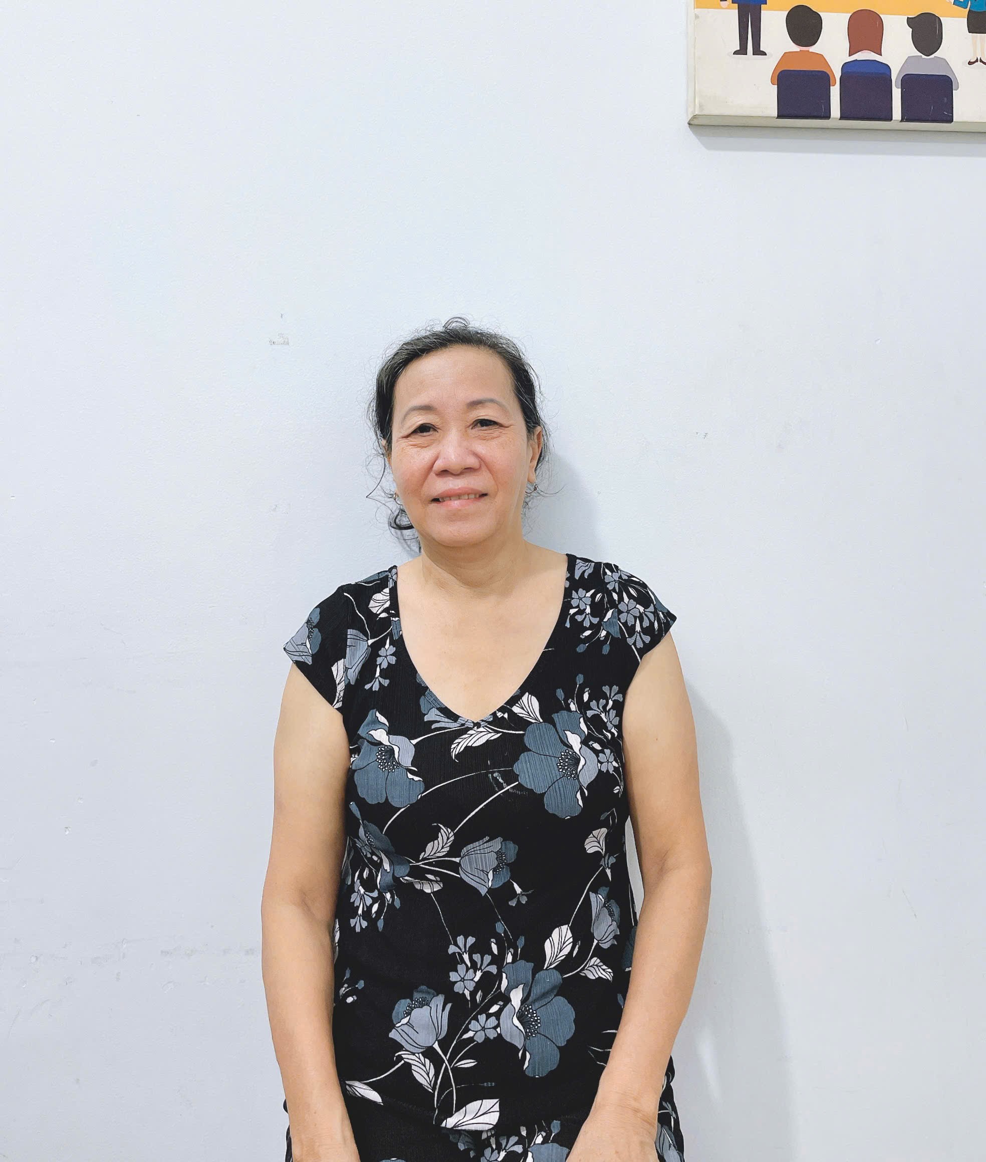 Cô chuyên chăm sóc ông bà