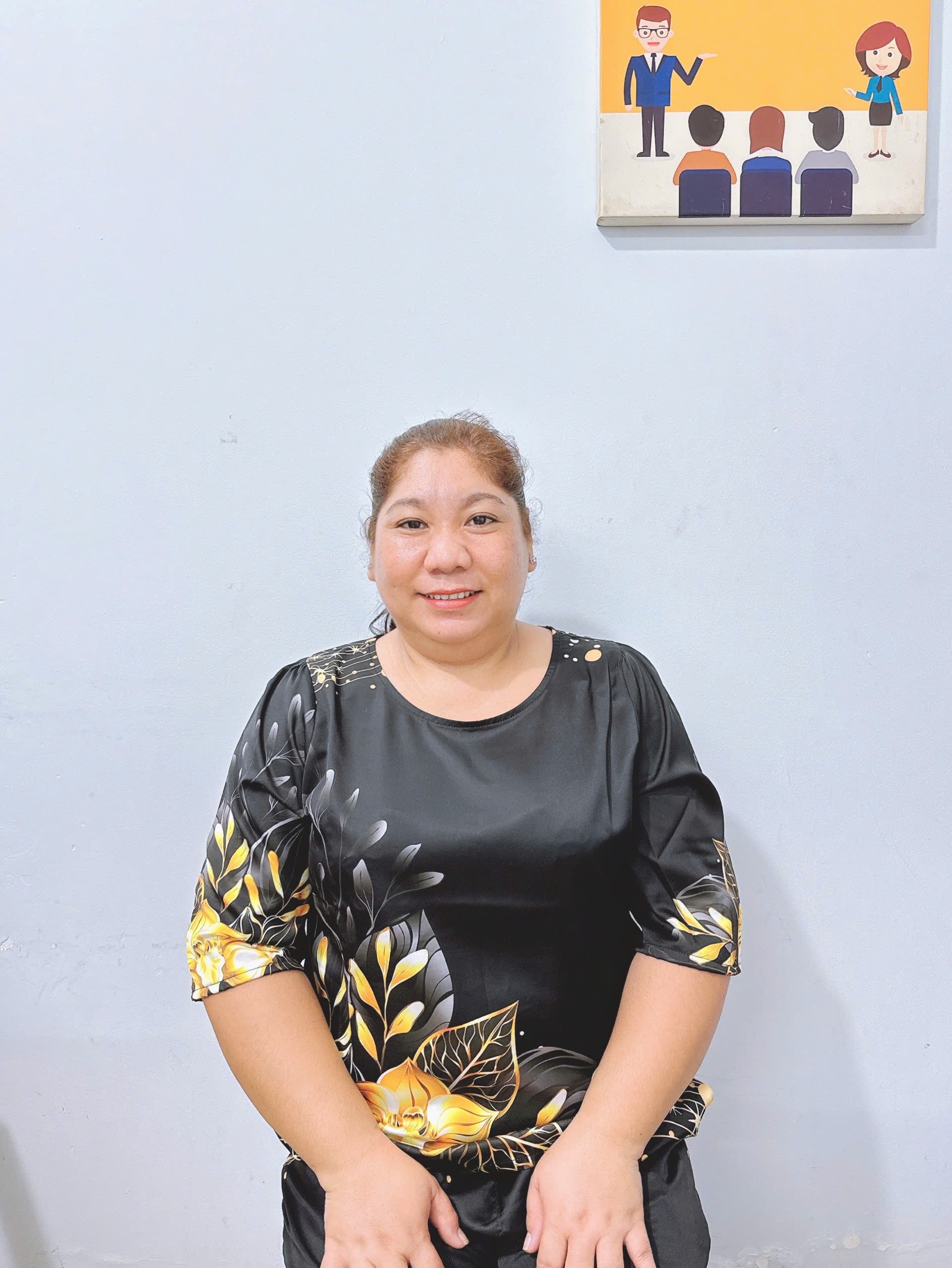 Chị Trang chuyên chăm sóc em bé.