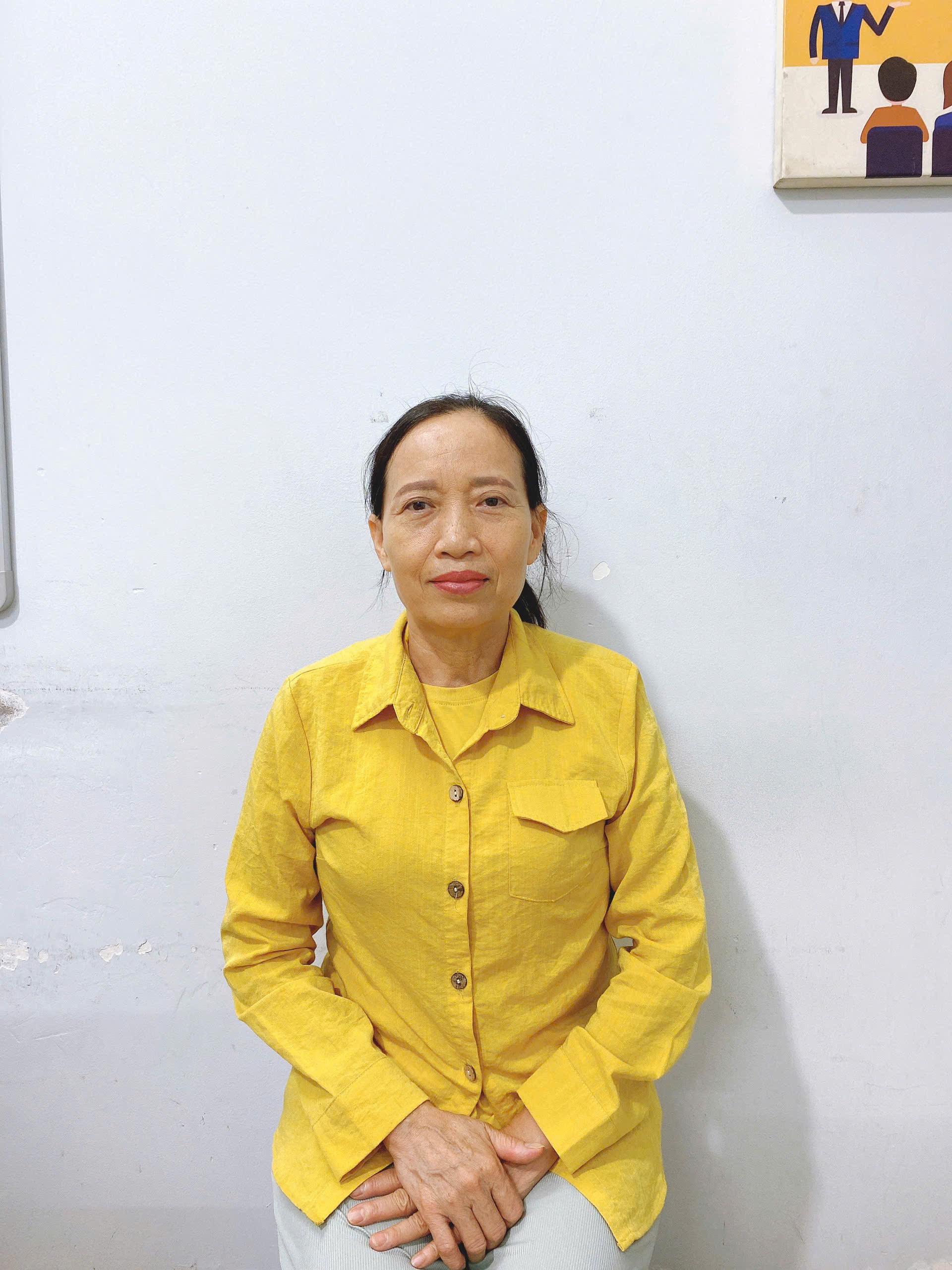 Cô Sim không vướng bận gia đình, Tết ở lại, nhận giúp việc nhà, chăm bà