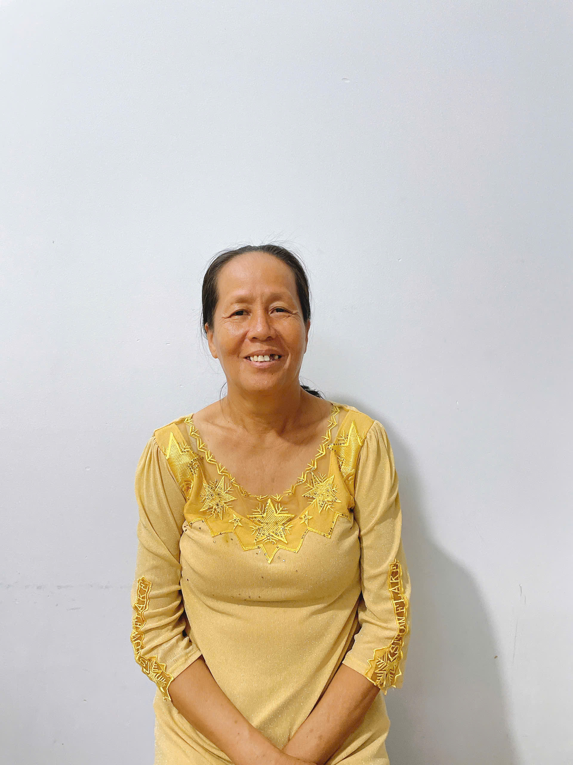 Cô Chuyên chăm sóc ông bà