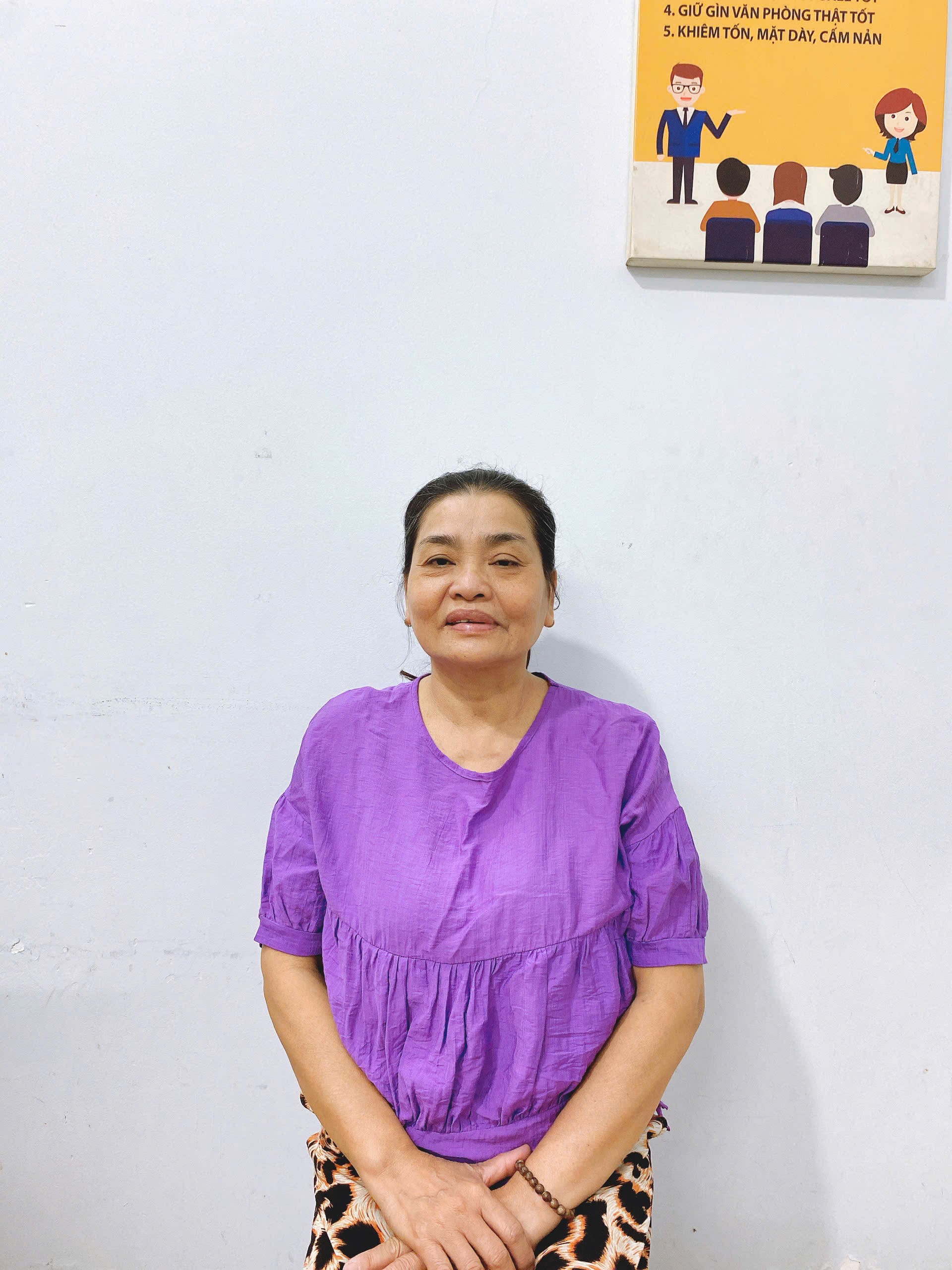 Cô trang chuyên chăm sóc em bé