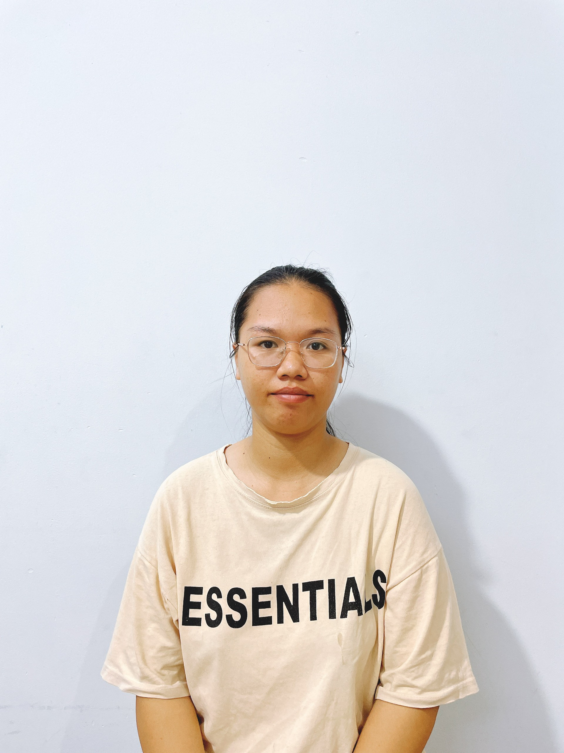 Em Nguyễn Thị Tuyết Nhi đi làm kiếm tiền lo phụ ba mẹ nhận làm quán xa ăn ở lại