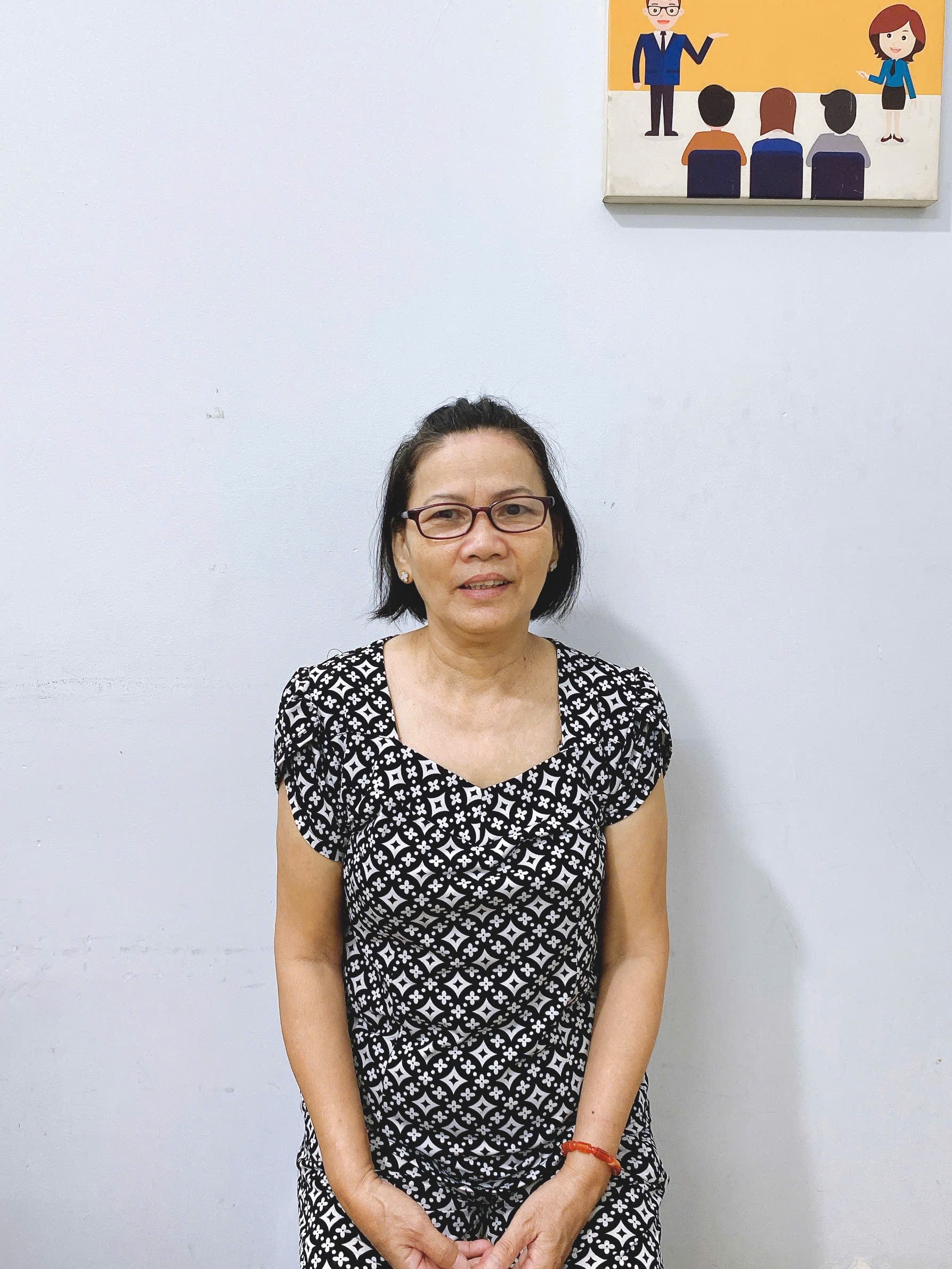 Cô Chín chăm người già