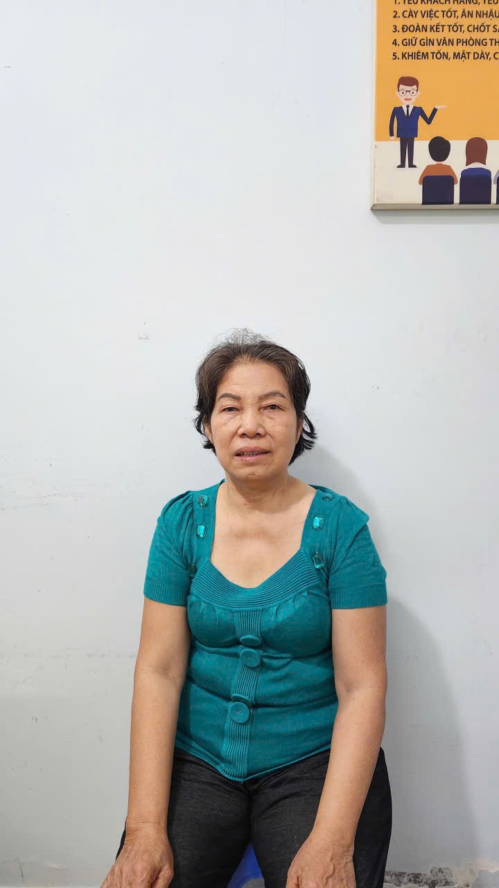 Cô Hoàng Chuyên Chăm Sóc Ông Bà