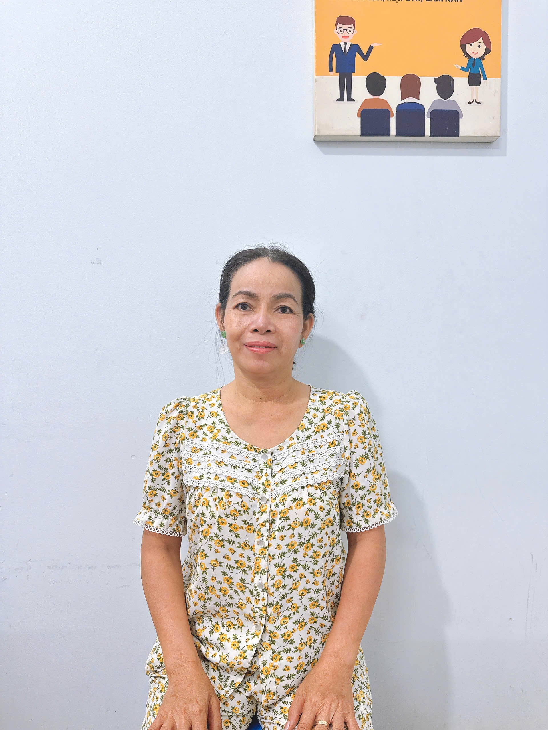 Cô Mận chuyên chăm sóc ông bà.