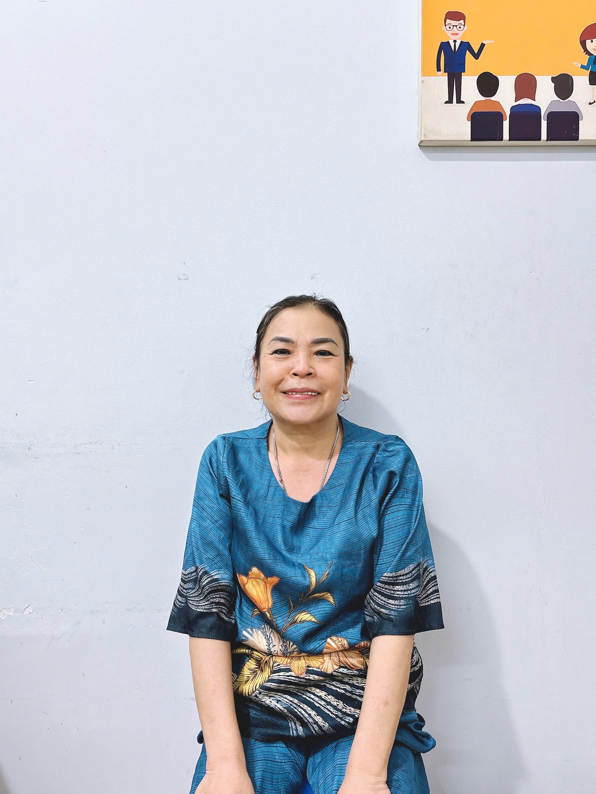 Cô Loan chuyên chăm sóc ông bà.