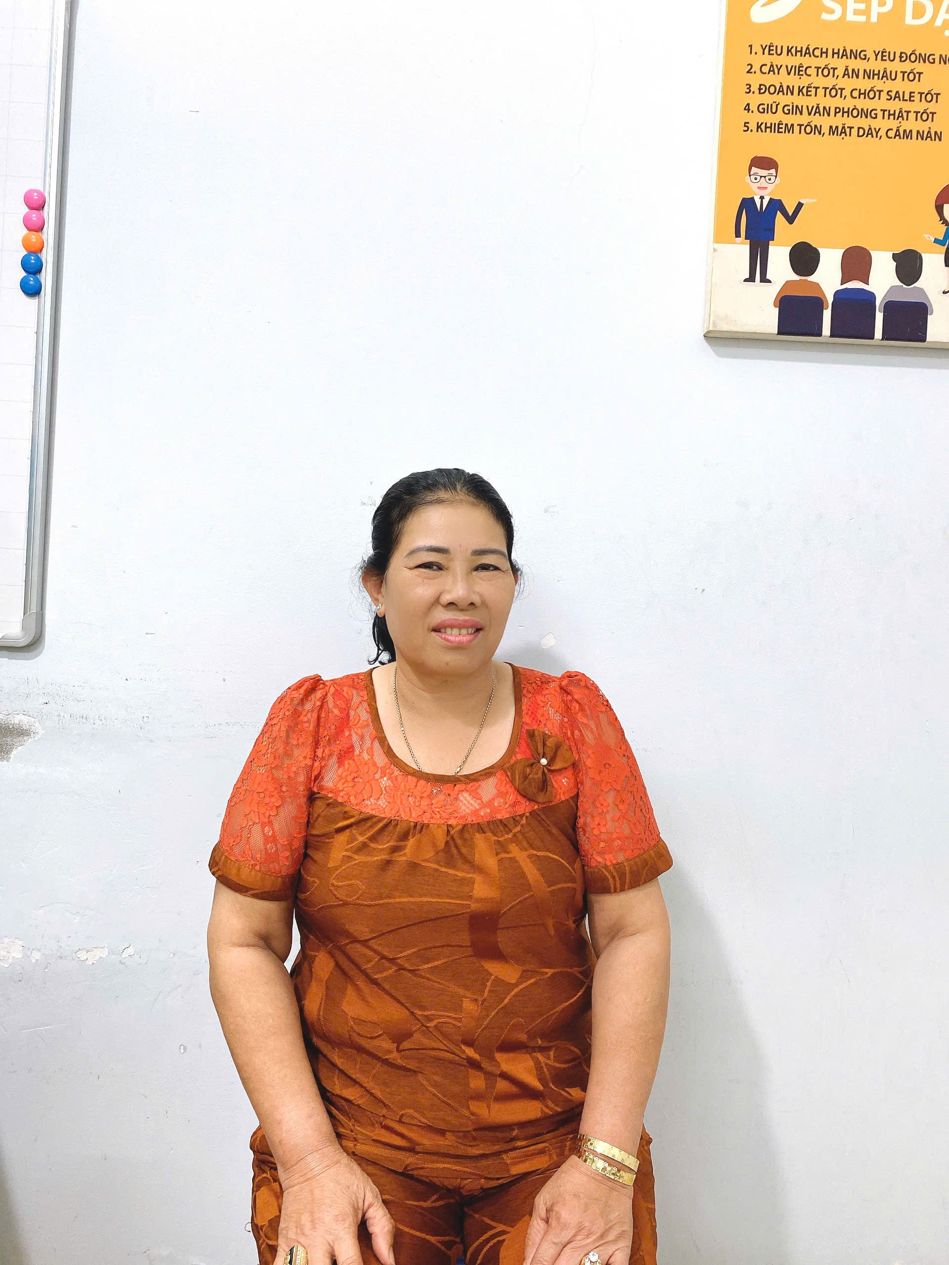 Cô Gái chuyên chắm sóc ông bà, chăm sóc người bệnh