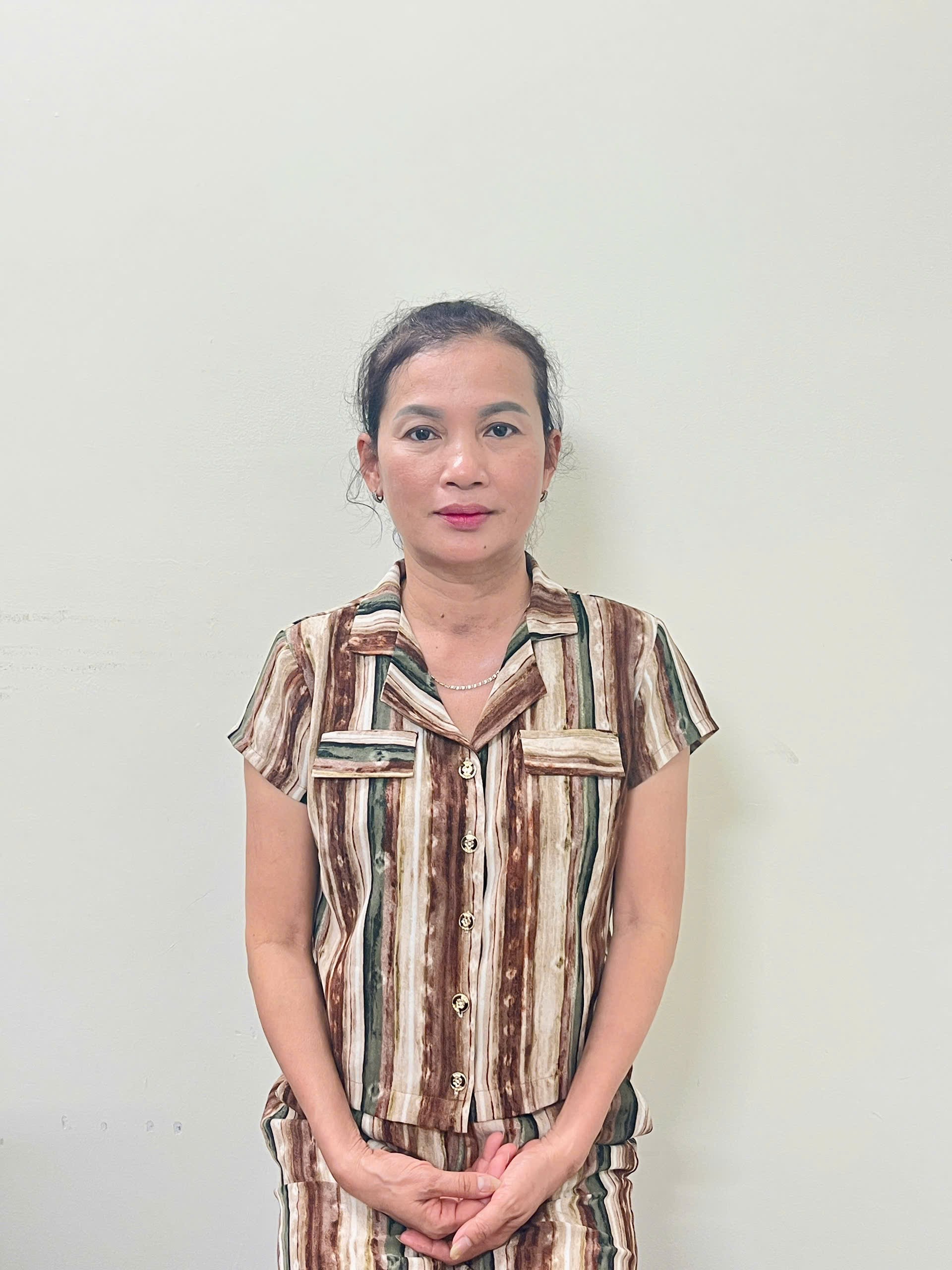 Cô vân quê miền Trung hiền lành chịu khó