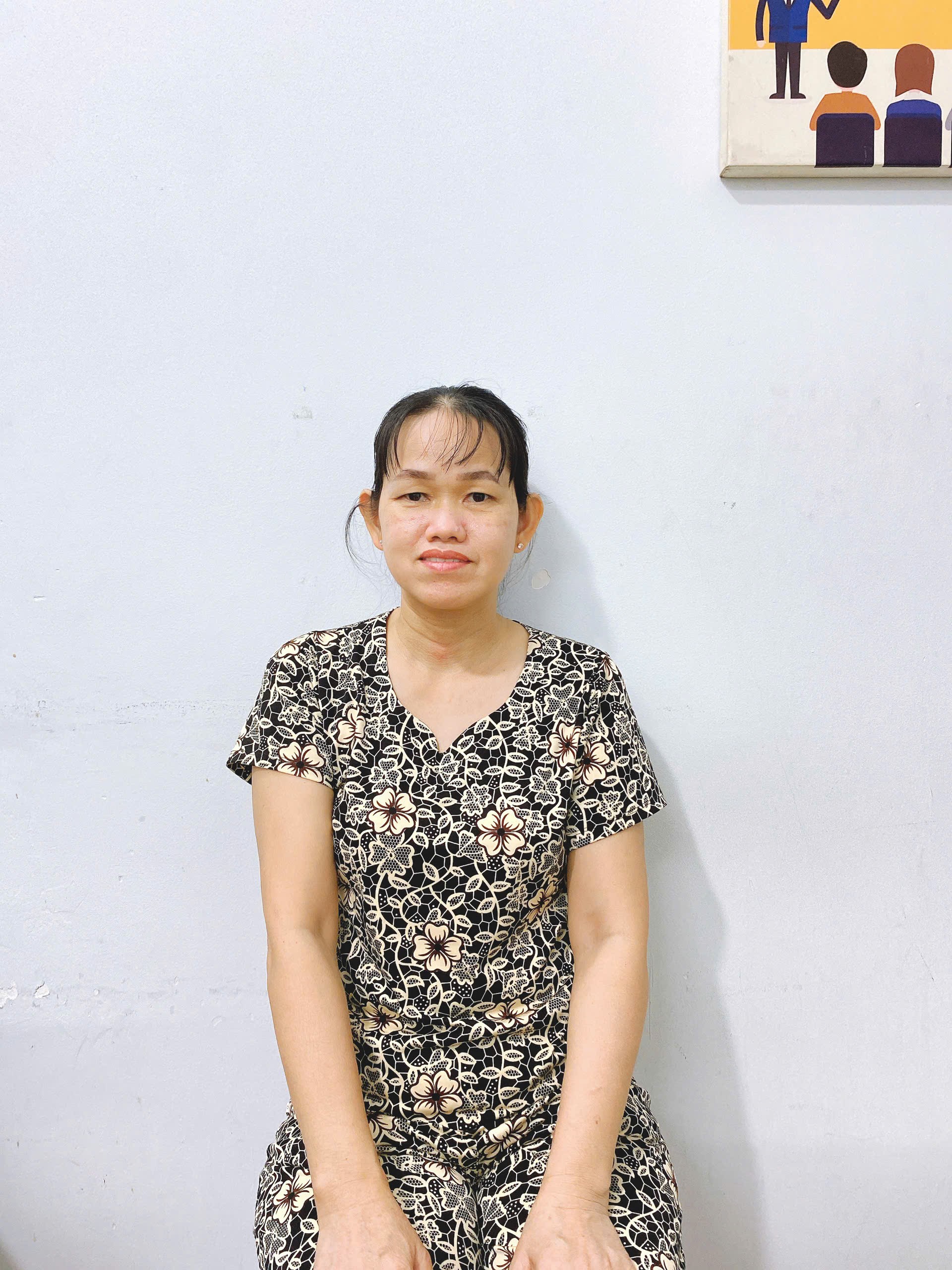 Chị Thoa chuyên chăm sóc em bé.