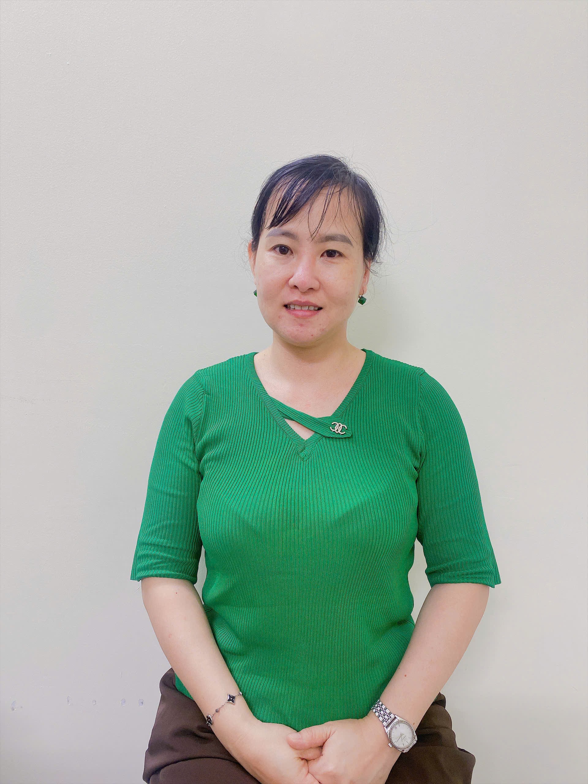 Chị Út chuyên chăm sóc em bé