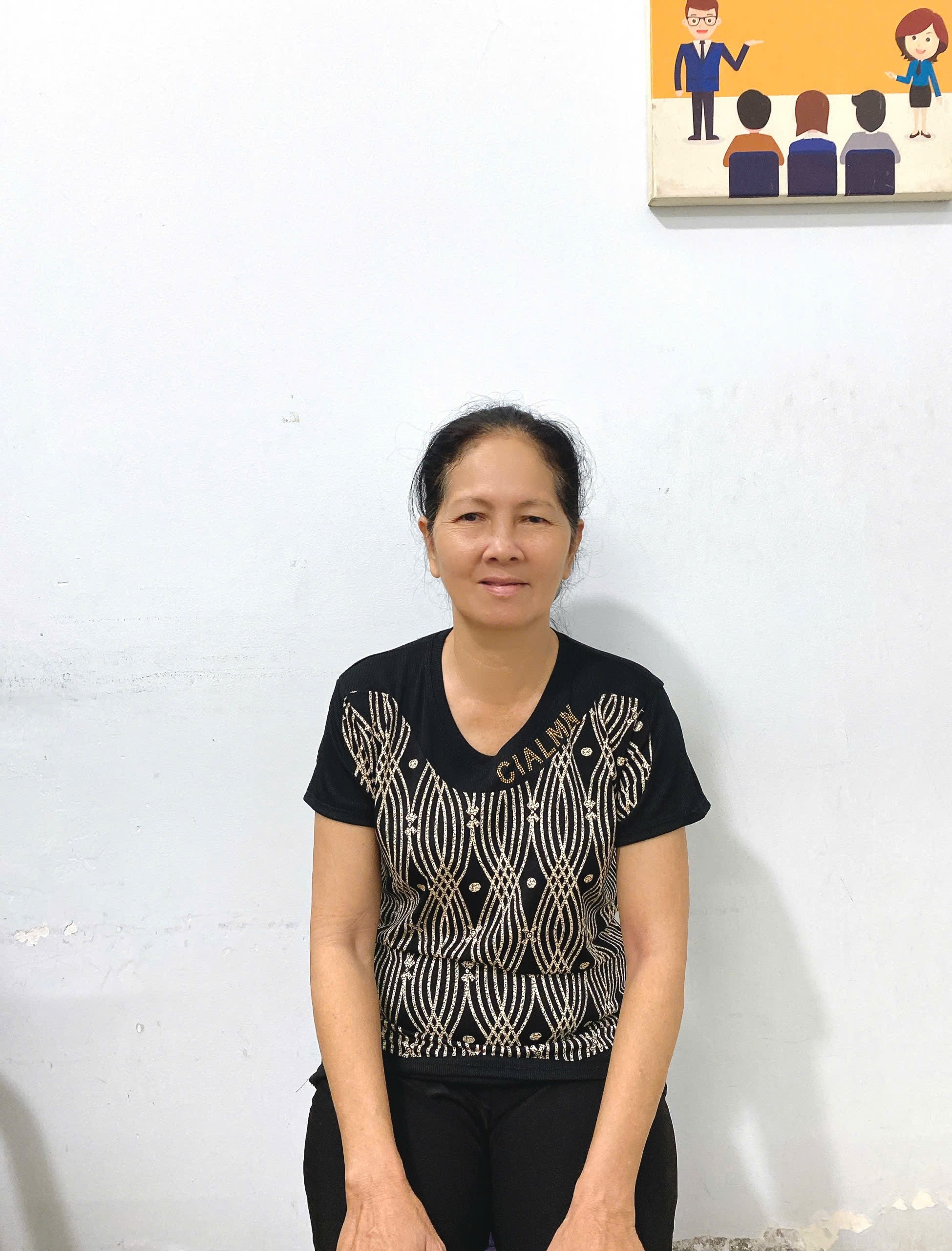 Cô Thủy chuyên chăm sóc em bé