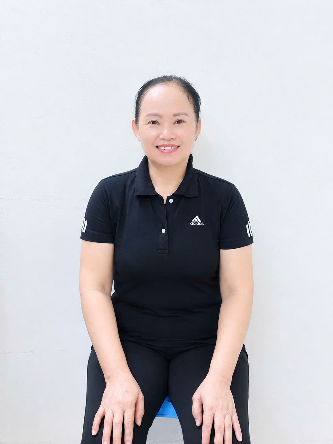 Cô Chuyên chăm sóc người già, người bệnh
