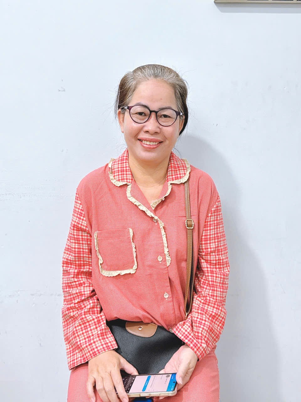 Chị Nghĩa chuyên chăm sóc em bé
