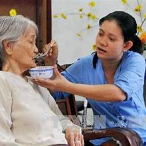 Nhà em ở Bình Thạnh cần gấp cô chuyên chăm bà 80 tuổi ăn ở lại