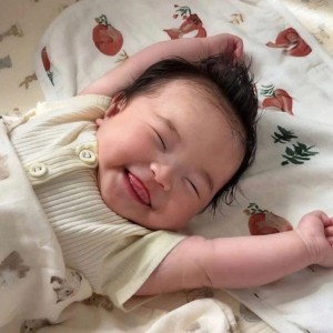 Hiện Em Đang Muốn Tìm Chị Chăm Bé Gái