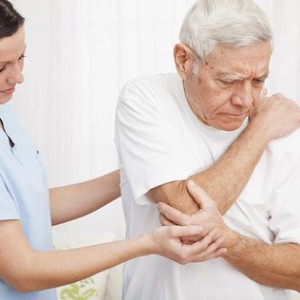 CẦN GẤP MỘT ANH CHĂM ÔNG Ở CHUNG CƯ LƯƠNG 12TR BAO ĂN Ở