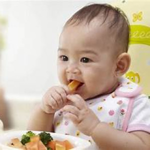 Gia đình em ở quận 8 cần tìm cô chăm bé 10 tháng bao ăn ở