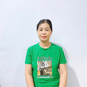 Chị Bích  sinh 1970, quê ở Sóc Trăng - Giúp việc nhà, phụ chăm bé.