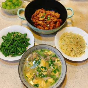 Nhà 2 vợ chồng trẻ ở Thủ Đức tìm chị giúp việc bao ăn ở lại.