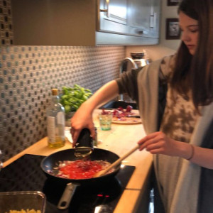 Tuyển Chị Giúp Việc, Lương 10 Triệu, Làm Ở Quận 1.