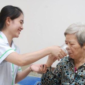 Tuyển chị chăm sóc bà tại quận 9 nhận ăn ở lại.