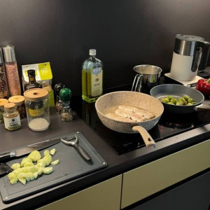 Tìm chị giúp việc nấu ăn cho gia đình ở Quận 1, lương 11 triệu bao ăn ở lại.