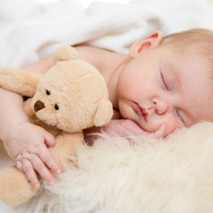 Em cần 1 chị trẻ tuổi có kinh nghiệm chăm bé làm ở lại nhà chung cư Q4