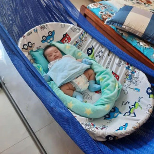 Bé Gái Rất Ngoan Cần Chị Đến Hỗ Trợ