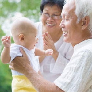 Nhà Thật Sự Cần Chị Chăm Sóc Ông