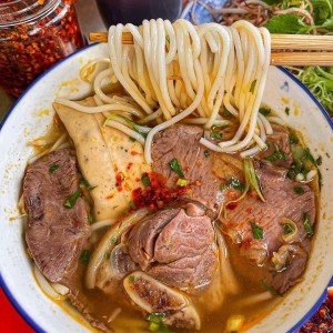 Cần tuyển người giúp việc nhà chuyên nghiệp. Nấu ăn ngon, biết ủi đồ.