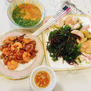 Nhà em ở Quận 2 cần tìm cô chăm bé 1 tuổi lương 13 triệu.