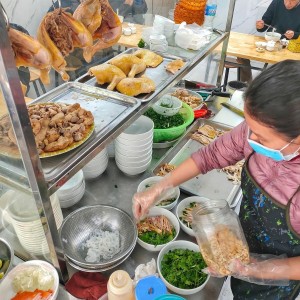 Em cần tuyển chị phụ quán cơm ở lại tại Q3