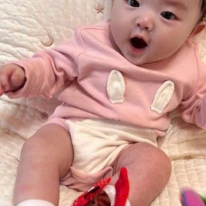 Bé Gái 4 Tháng Tuổi Đang Cần Tìm Chị Chăm Sóc