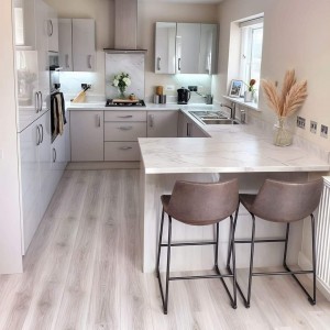 Em cần tuyển một cô giúp việc nhà cho ông bà lớn tuổi ở quận 8 lương 9 Triệu / Tháng :