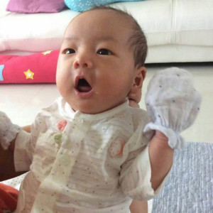 Bé Gái 3 Tháng Tuổi Muốn Tìm Chị Chăm Sóc