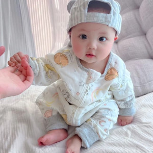 VỢ CHỒNG EM CẦN TUYỂN CÔ VỀ CHĂM BÉ 7 THÁNG Ở QUẬN 4 LƯƠNG 14 TRIỆU.