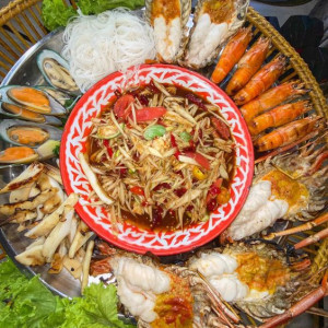 tìm bảo mẫu chăm bé