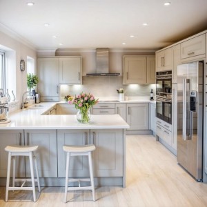 Em cần tuyển một cô giúp việc nhà cho ông bà lớn tuổi ở quận 8 lương 9 Triệu / Tháng :