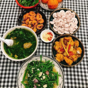 Vợ Chồng Tìm Chị Đến Hỗ Trợ Gia Đình Nấu Ăn Và Dọn Dẹp